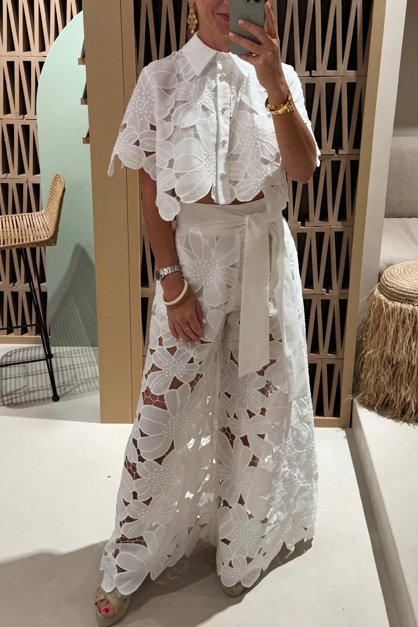 Tricia | Ensemble Brodé – Élégance Florale Et Coupe Structurée