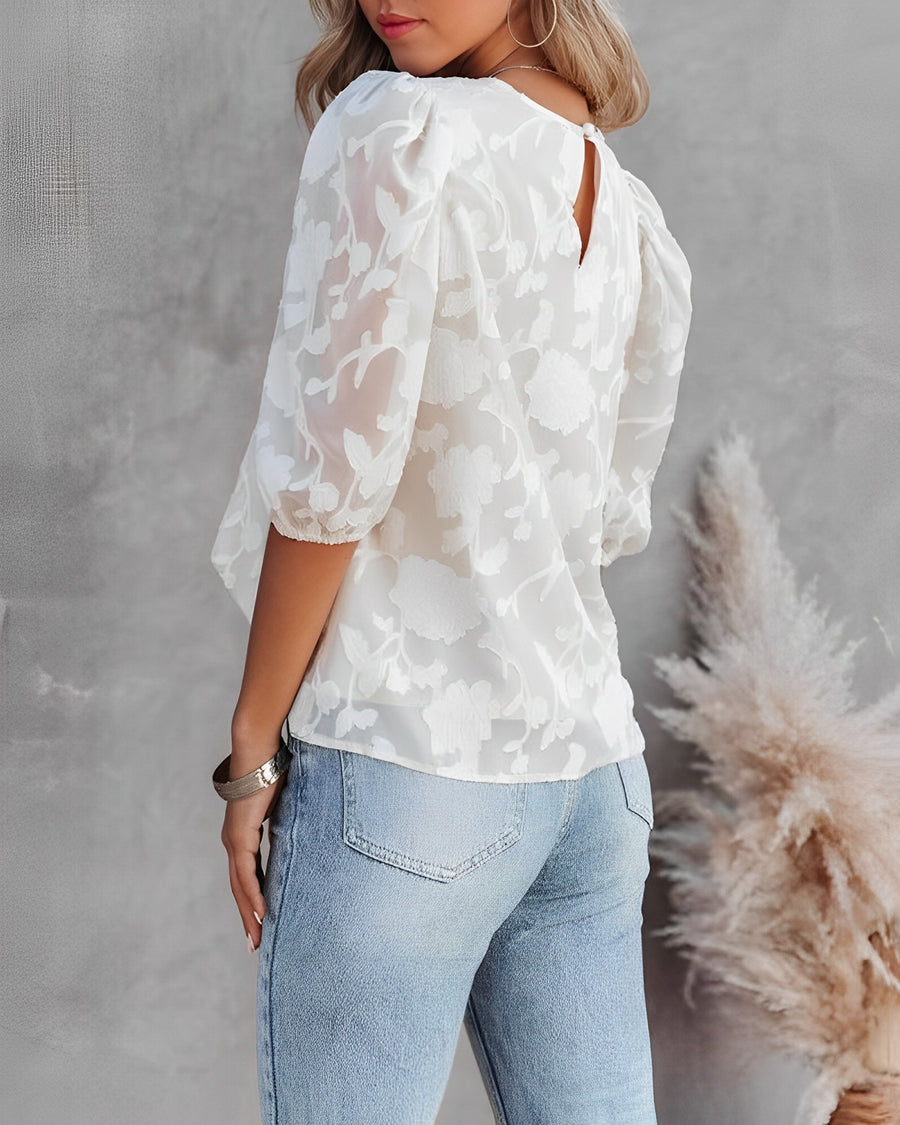 Clara | Blus Vit – Strukturerade Ärmar Och Trendig Look 