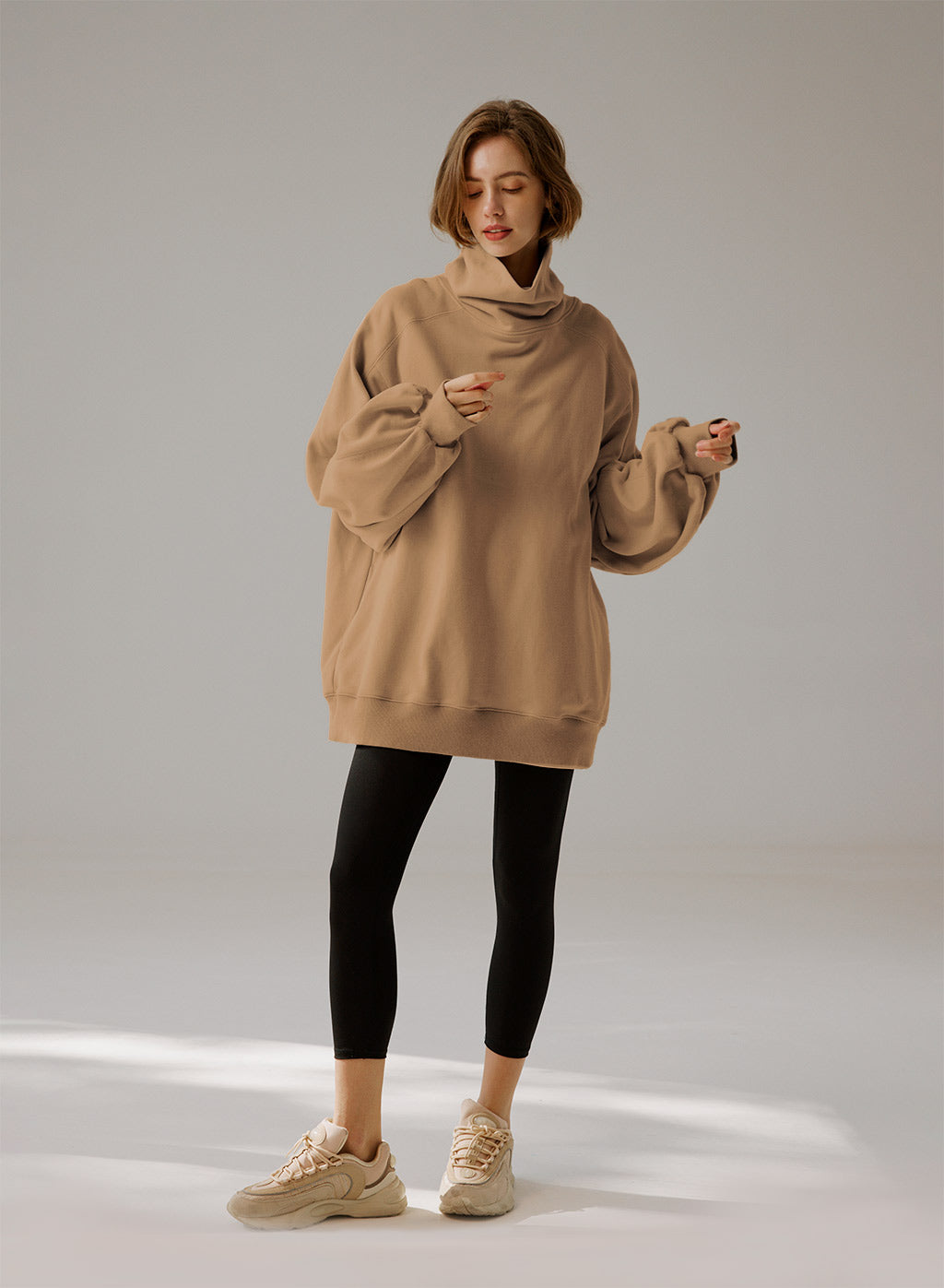 Oversize sweatshirt med rullekrave - Elegant komfort 